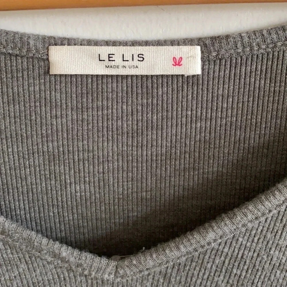 Le Lis Stitch Fix Gray knit floral back panel tunic top - Picture 6 of 6